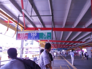 Line xanh lá, EW 24, nơi có xe bus đi qua Kuala Lumpur hoặc đón bus số 160 để đến Linkin. 